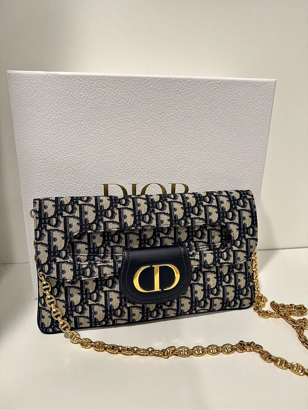 CHRISTIAN DIOR
Oblique Medium Dior Chain
Bag Blue